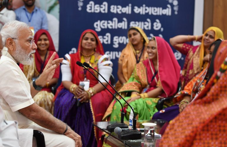 બનાસકાંઠાની બહેનો સાથે મોદી