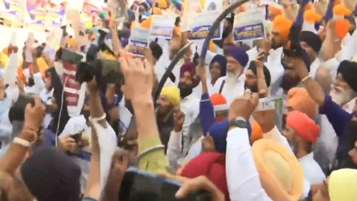 Khalistani Supporters At Amritsar Temple