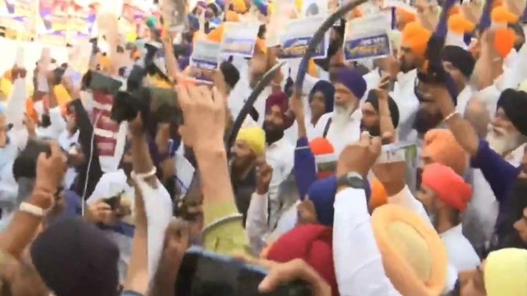 Khalistani Supporters At Amritsar Temple