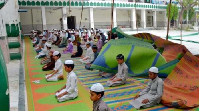 નમાઝ માટે અલગ રૂમની માંગ