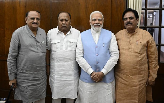parting in gujarat congress countinues