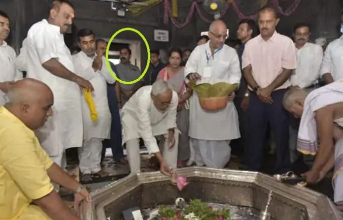 વિષ્ણુ પદ મંદિરમાં મુસ્લિમ નીતીશ કુમાર