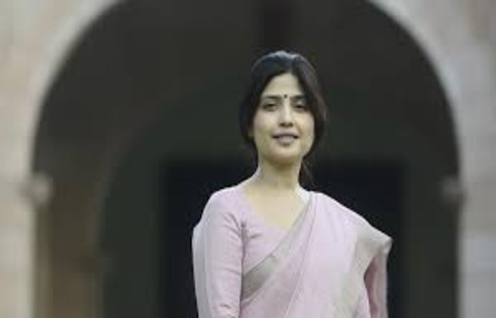 રેલ્વે સ્ટેશન ડીમ્પલ ભાભીને