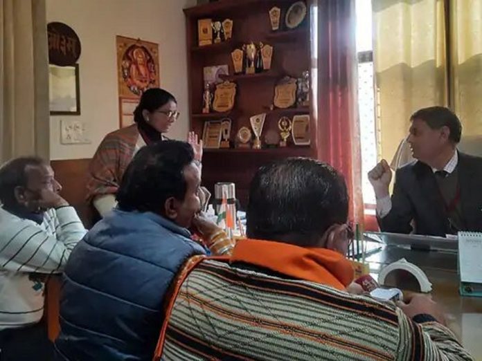 સ્કૂલ શિક્ષકે એસીડથી તિલક ભૂસવાની ધમકી આપી