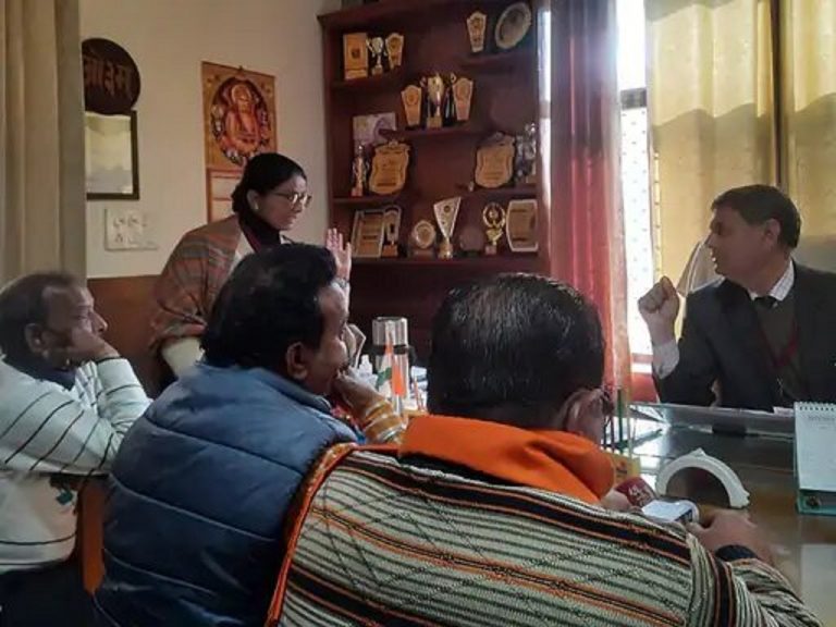 સ્કૂલ શિક્ષકે એસીડથી તિલક ભૂસવાની ધમકી આપી