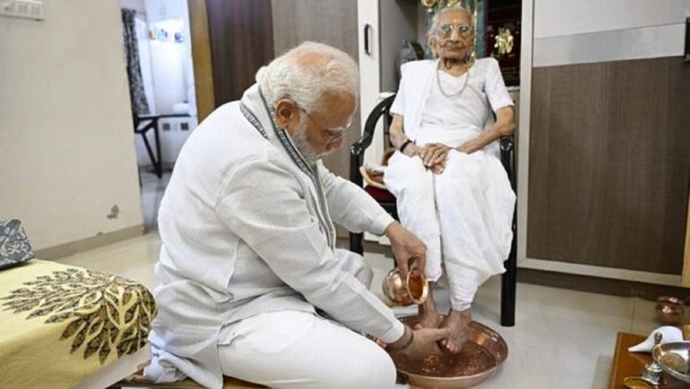 વડાપ્રધાન મોદી માતા હીરાબા સાથે
