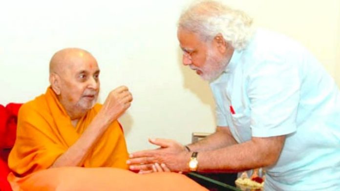 મોદી પ્રમુખ સ્વામી પેન