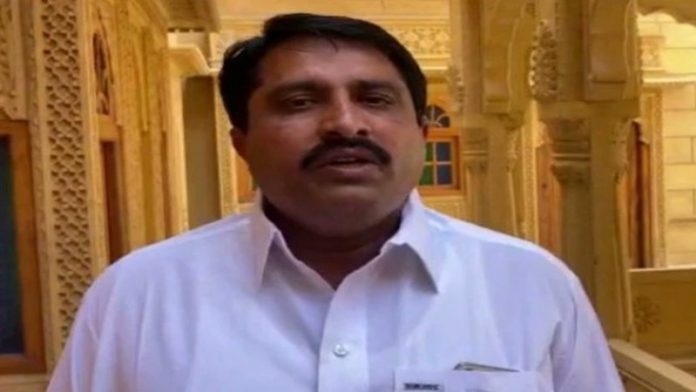 સાલેહ મોહમ્મદ મહિલા સાથે