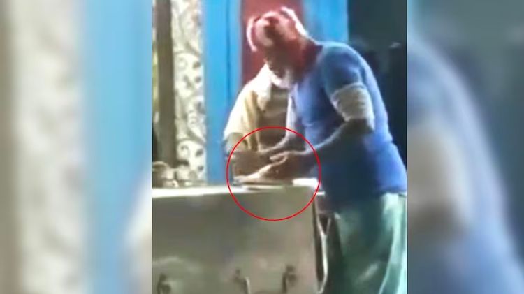 રોટલી પર થૂંક ગાઝિયાબાદ
