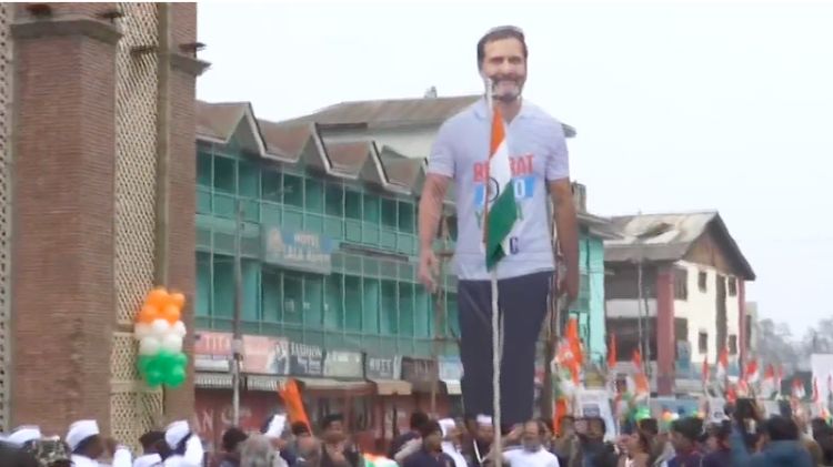રાહુલ ગાંધી તિરંગો કટઆઉટ