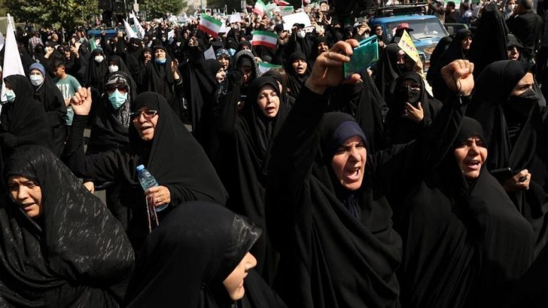 ઈરાનમાં ચાલી રહ્યું છે hijab વિરોધી પ્રદર્શન