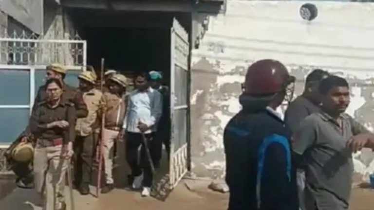 નત્થુરામના ઘર આગળ