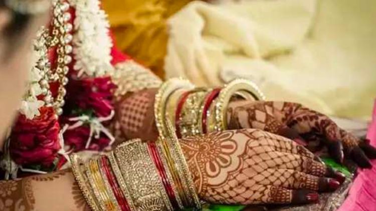 મુરાદાબાદમાં ગળા પર બ્લેડ