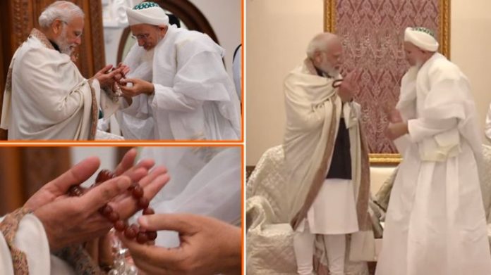શું પીએમ મોદી નમાજ પઢતાં શીખી રહ્યા હતા?