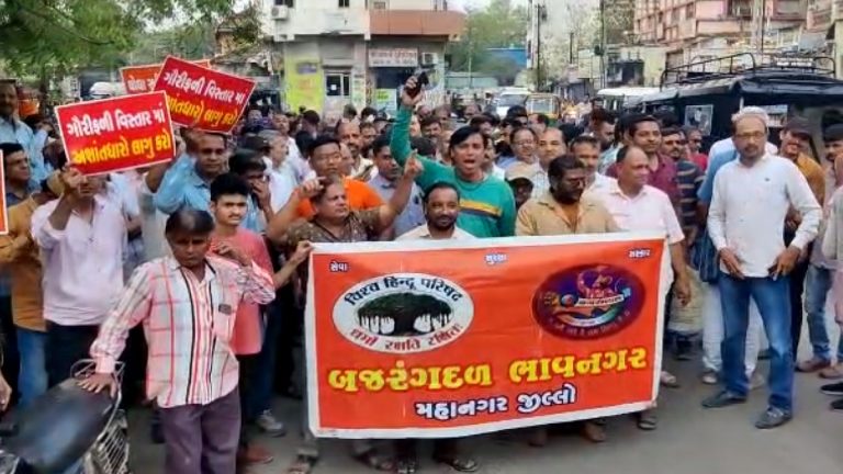 ભાવનગરમાં ફરી ઉઠી અશાંત ધારો લાગુ કરવાની માંગ; રેલી કાઢી કલેકટરને આવેદન અપાયું, વિધર્મીઓ દ્વારા યોજનાબદ્ધ રીતે વધુ કિંમત આપી મિલકતોની ખરીદી કરવાનો આરોપ