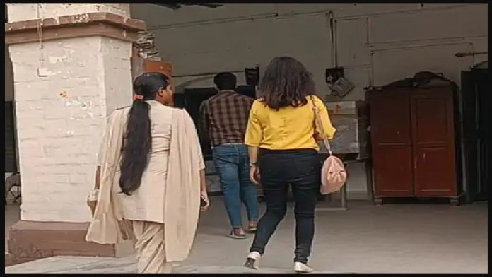 સ્કૂલ ડાયરેક્ટર અફરોઝ