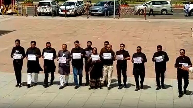 ગુજરાત કોંગ્રેસ ધારાસભ્યો સસ્પેન્ડ