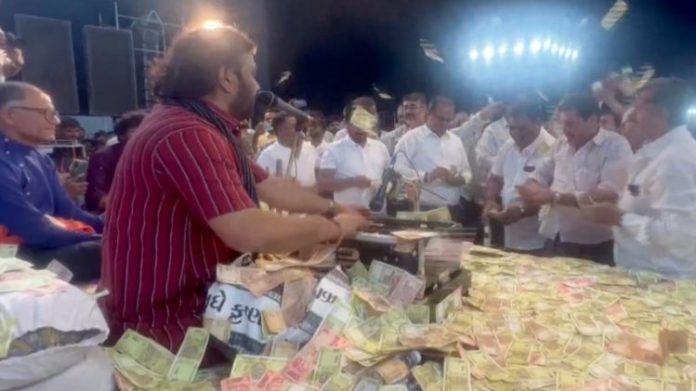 ડાયરામાં ઉડાડવામાં આવતા પૈસાનું શું થાય?