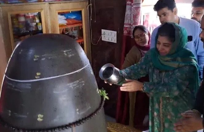 મહેબૂબ મુફ્તીએ શિવલિંગને જલાભિષેક કર્યો
