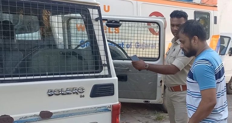 વલસાડમાં મોહમ્મદ અલીએ પડાવ્યા પૈસા