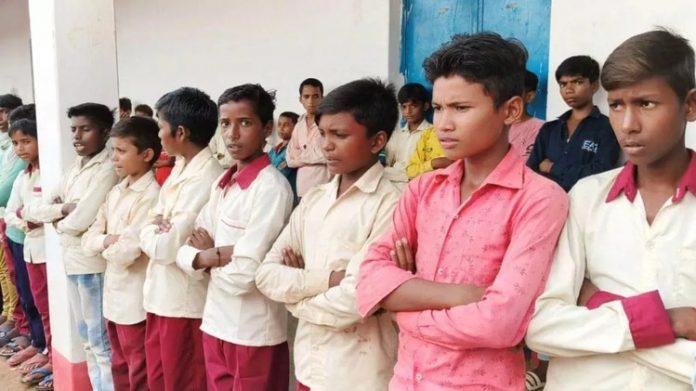 ઝારખંડના બોકારોની સ્કુલમાં સસ્પેન્ડ