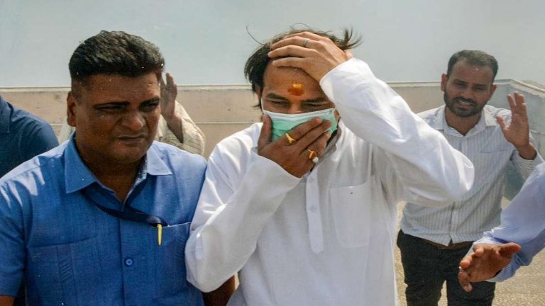 તેજ પ્રતાપ યાદવનો સમાન કેમ બહાર ફેંકયો