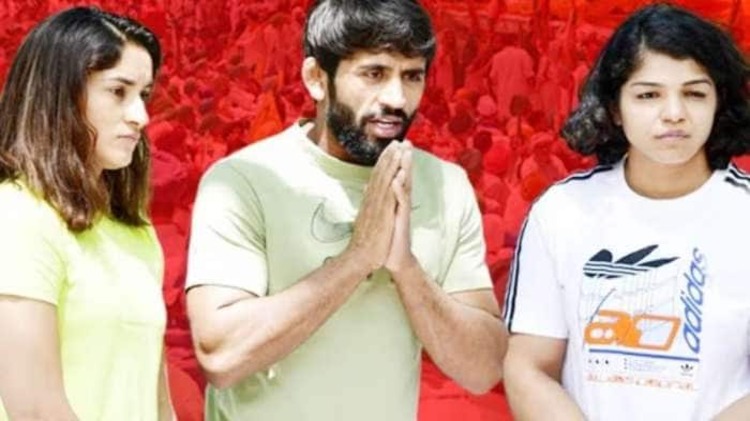 કુસ્તીબાજોએ ગંગામાં પદકો પધરાવવાનું