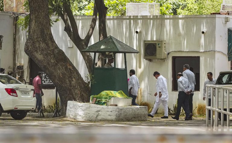 સોનિયા ગાંધીના ઘરમાં મઝાર