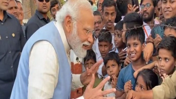 PM મોદીએ બાળકો સાથે હૃદયસ્પર્શી વાતચીત કરી