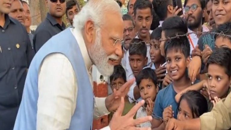 PM મોદીએ બાળકો સાથે હૃદયસ્પર્શી વાતચીત કરી