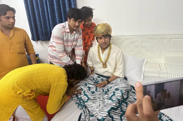 ધીરેન્દ્ર શાસ્ત્રીને ભેટમાં સોનાનો મુગટ