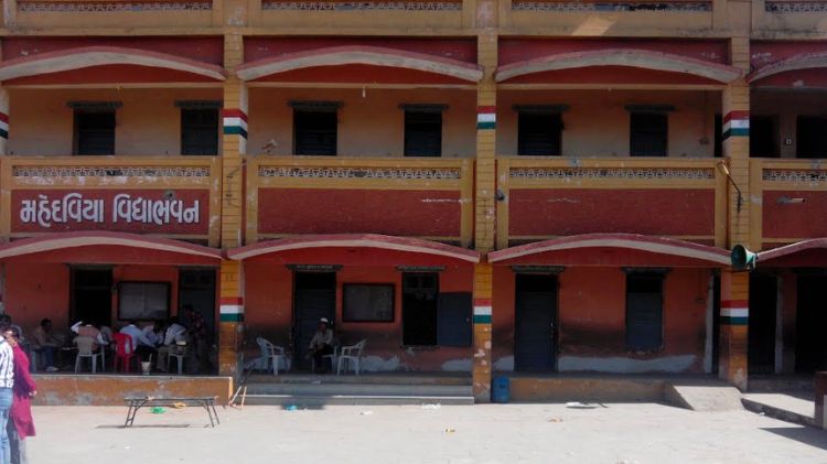 ભરૂચ ટ્રસ્ટી શિક્ષિકા ભેટ ગુલામ