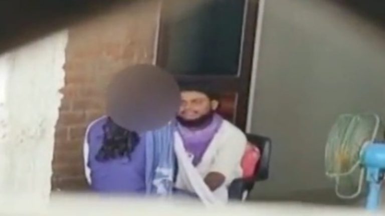 બિહારના મૌલાના વિદ્યાર્થીનીને અડપલાં