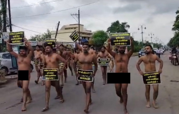 છત્તીસગઢમાં SC/ST યુવાનોએ નગ્ન વિરોધ કર્યો