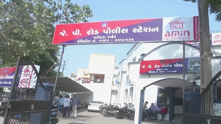 વડોદરામાં સ્કુલવાન ડ્રાઈવર અડપલા