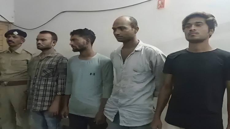 સુરતમાં રીક્ષામાં મોબાઈલ લુંટતી