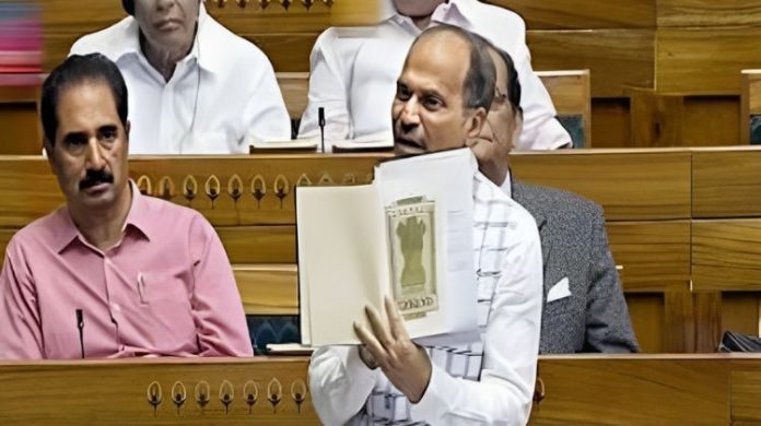 અધીર રંજન ચૌધરીએ બંધારણની પ્રત શબ્દ વાંધો