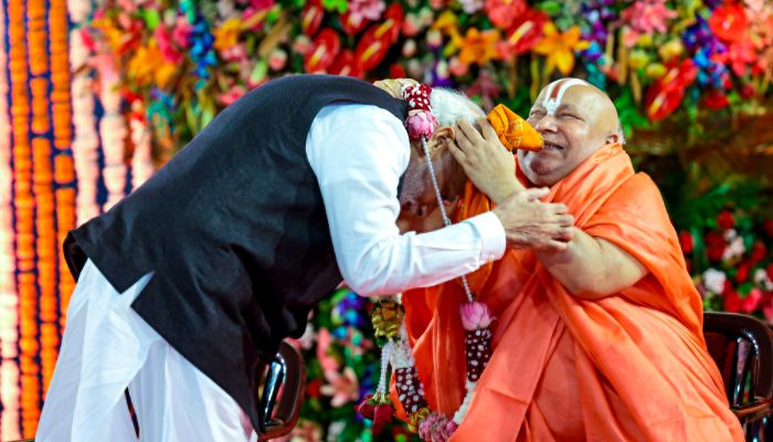નરેન્દ્ર મોદી જગદગુરુ રામભદ્રાચાર્યએ