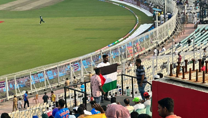 કલકત્તામાં મેચ પેલેસ્ટાઇનના ઝંડા