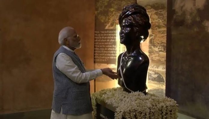 મોદીએ બિરસા મુંડાની પ્રતિમાને