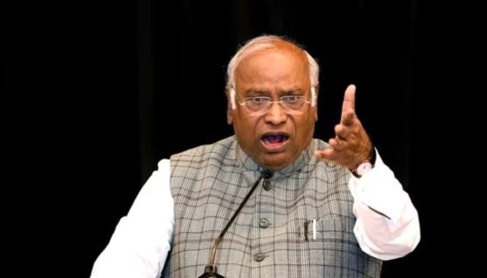 ખડગે કોંગ્રેસ કાર્યકર્તાઓ