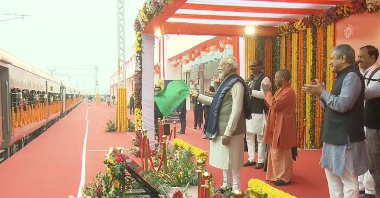 મોદી અયોધ્યા રેલવે સ્ટેશન