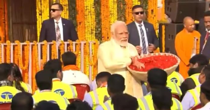 PM મોદીએ ફૂલો સન્માન