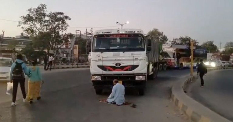 પાલનપુર રસ્તા પર નમાજ