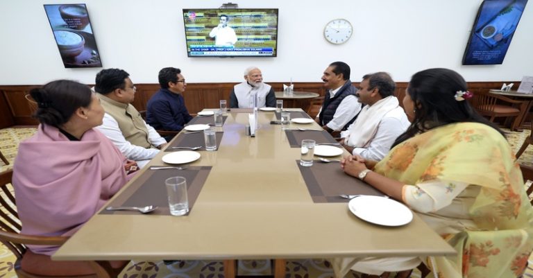વડાપ્રધાન સાંસદો સાથે લંચ