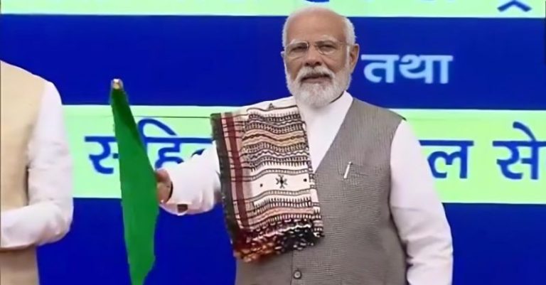 PM મોદીએ વંદે ભારત લીલી ઝંડી 10