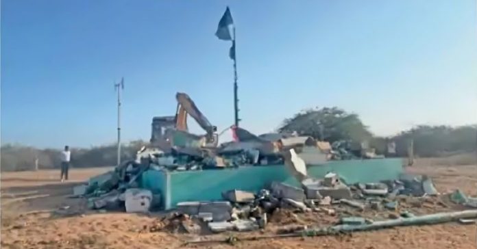 કચ્છના અબડાસામાં દરગાહ બુલડોઝર કાર્યવાહી