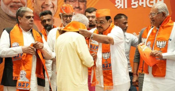 ધાનેરાના કોંગ્રેસી કાર્યકર્તાઓ MLA ભાજપમાં માજી સૈનિકો