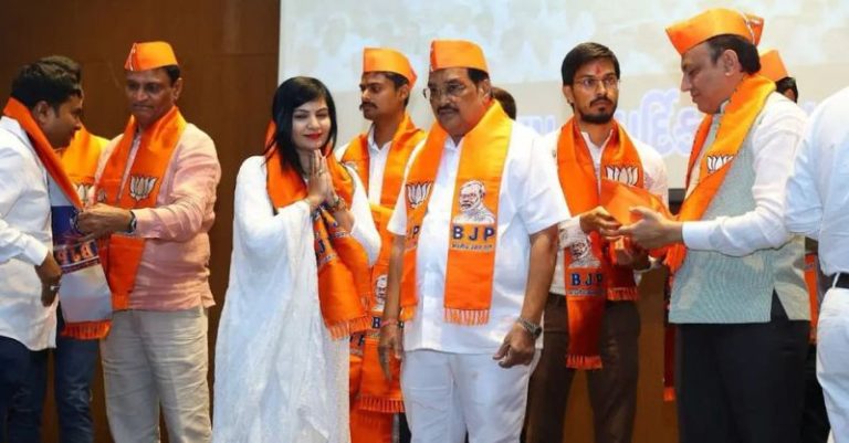 કોંગ્રેસ-AAPમાં ભંગાણ યથાવત સુરતમાં 1 હજાર કાર્યકર્તાઓ ભાજપમાં