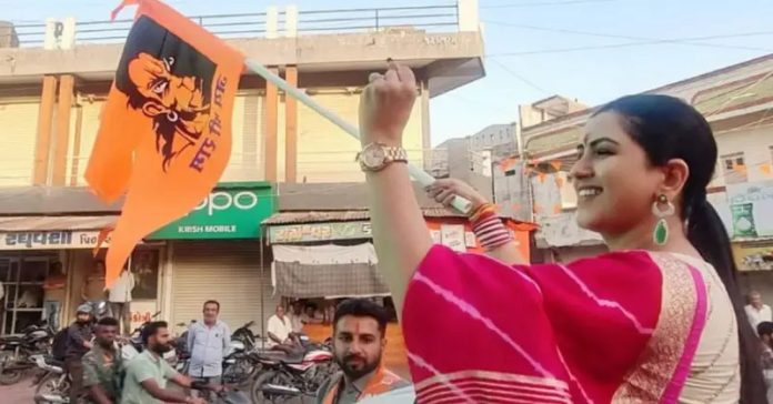 કાજલ હિંદુસ્તાની ધ્રોલમાં આવેદનપત્ર